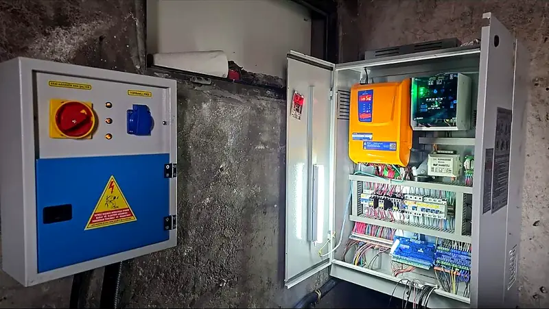Asansör makine dairesinde ana şalter panosu ve kumanda panosu