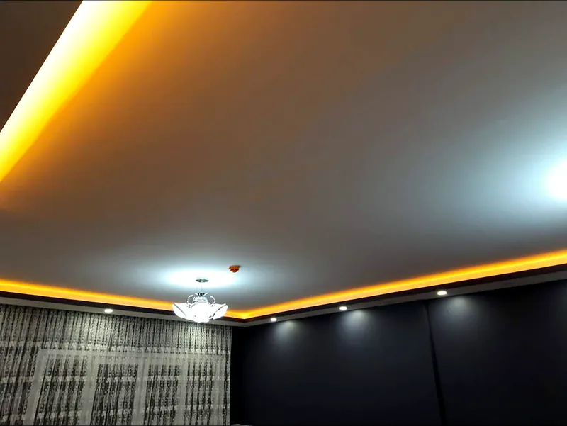 Salon tavanında gizli şerit LED, spot ve avize aydınlatma uygulaması
