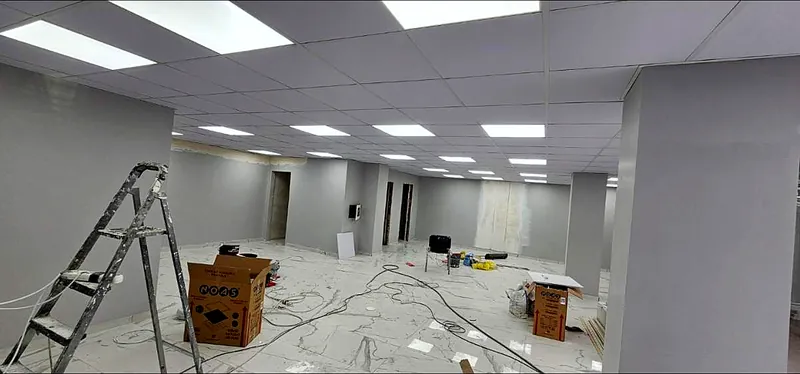 Asma tavana monte edilmiş LED panel aydınlatmalı ofis alanı